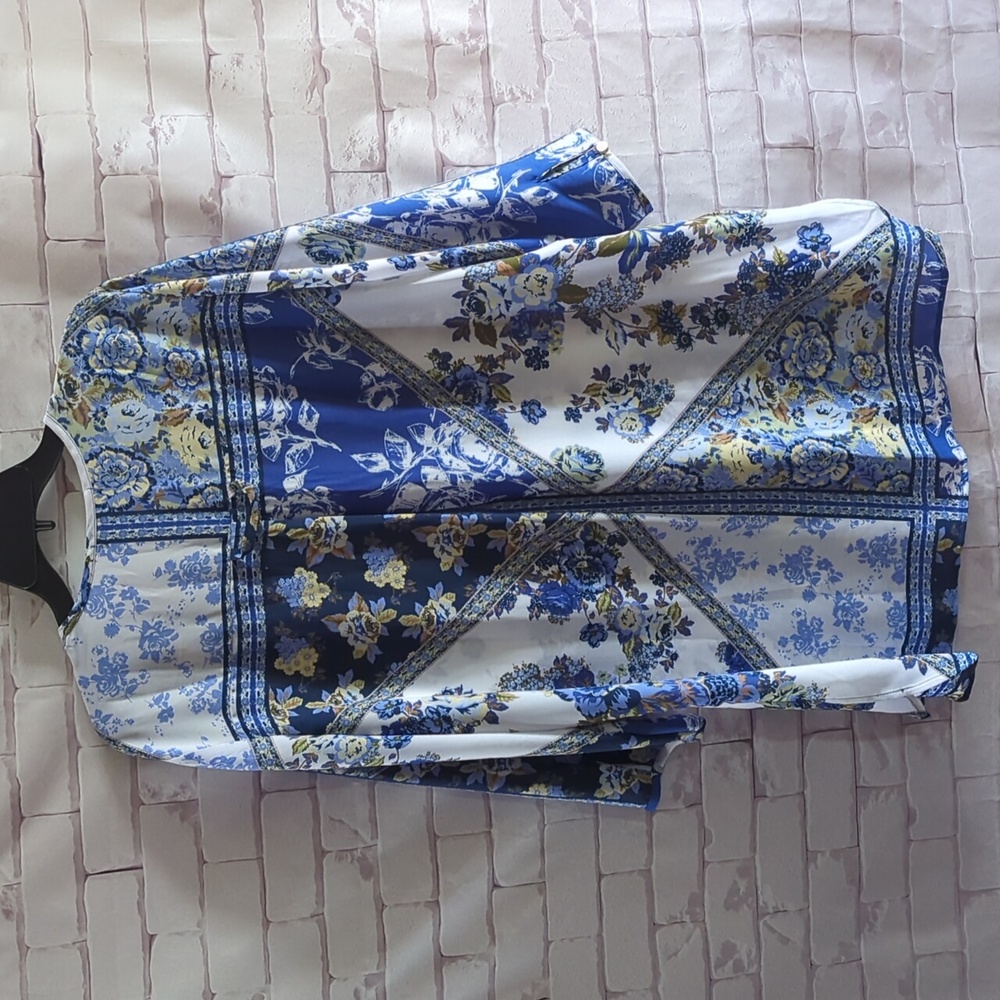 Hope Springs Floral Blue and White Tunic Top - Picture 4 of 10